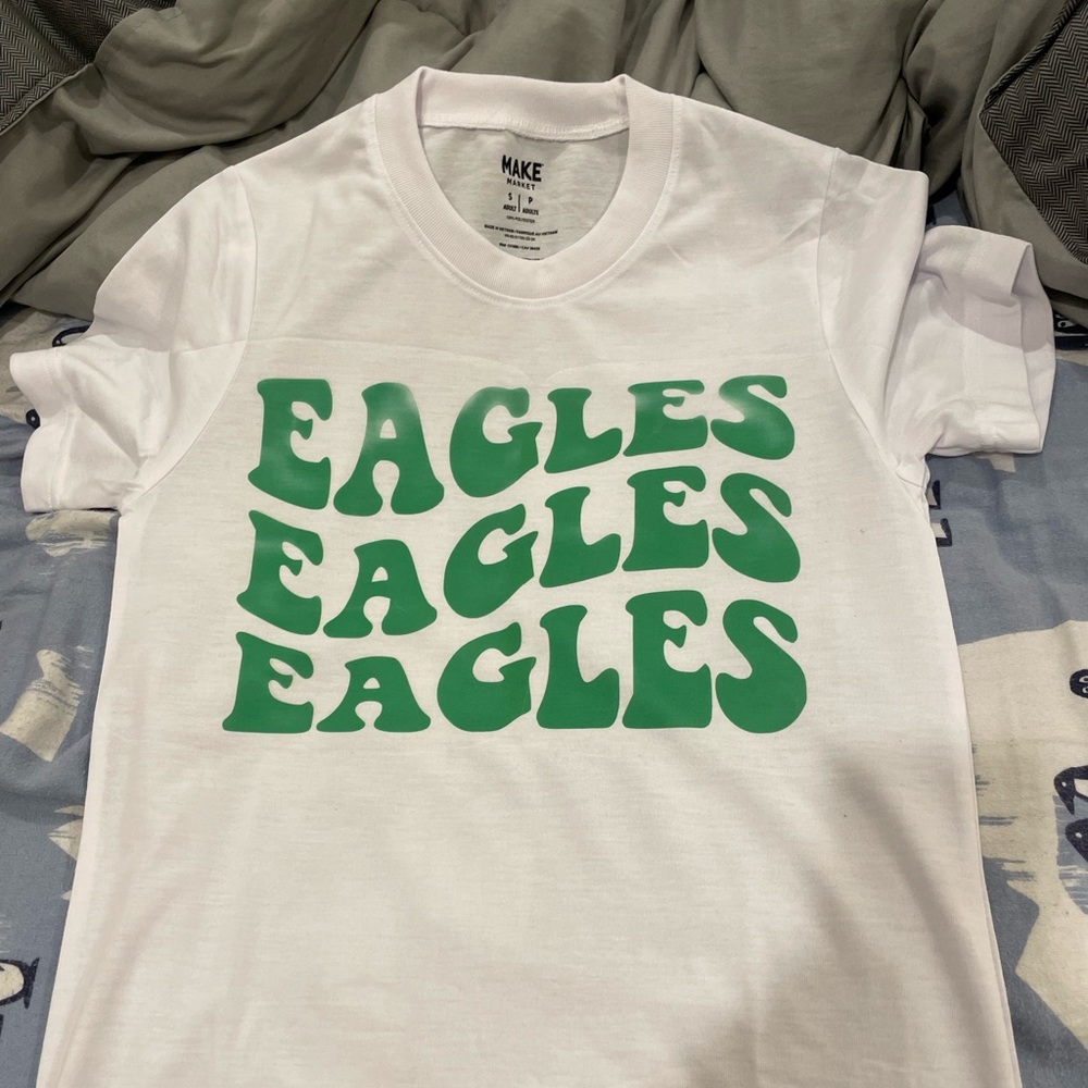 Adorable Groovy Philadelphia Eagles Shirt. Sz. S